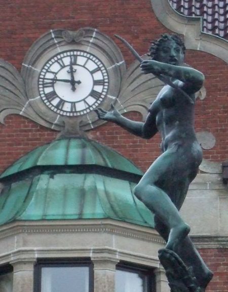 Statyn på torget i Tomelilla