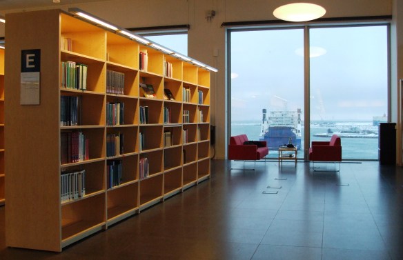 Sakta lägger båten ut från land