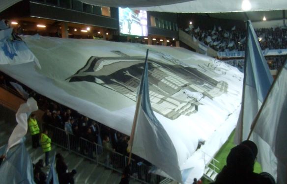 mff2 Bilden täcker hela ståplatsläktaren