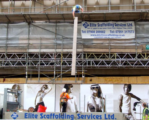 Stödstrukturerna monteras ned