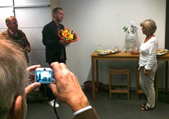 Maken Nisse fotograferar och Jonas gratulerar