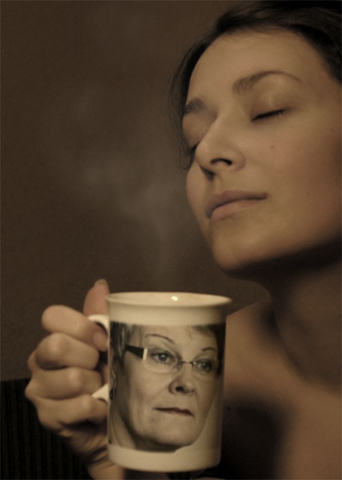 Vems kopp te är hon?