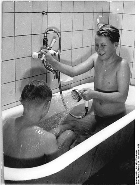 453px-Bundesarchiv_Bild_183-27705-0011,_Plänitz,_Badende_in_den_Waschräumen_der_LPG
