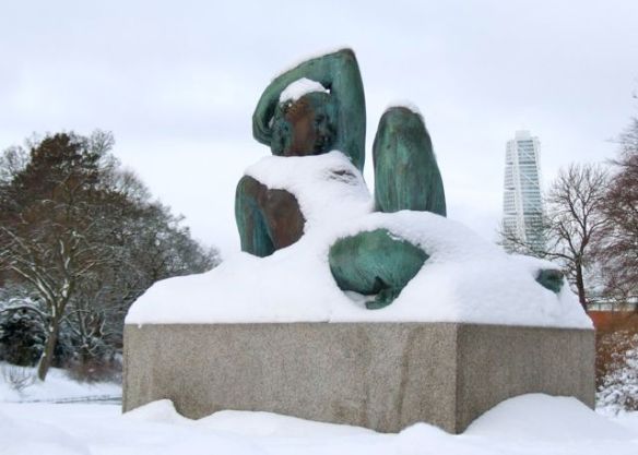 Översnöad kvinna och torson