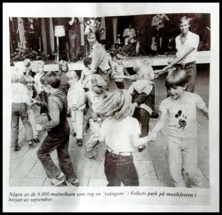 På bilden från 1979 dansar jag och Sven Person med barn i Folkets park