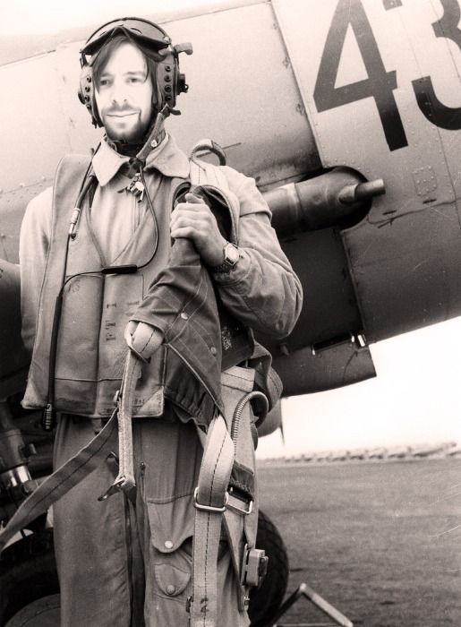 Daniel Barker flyger före